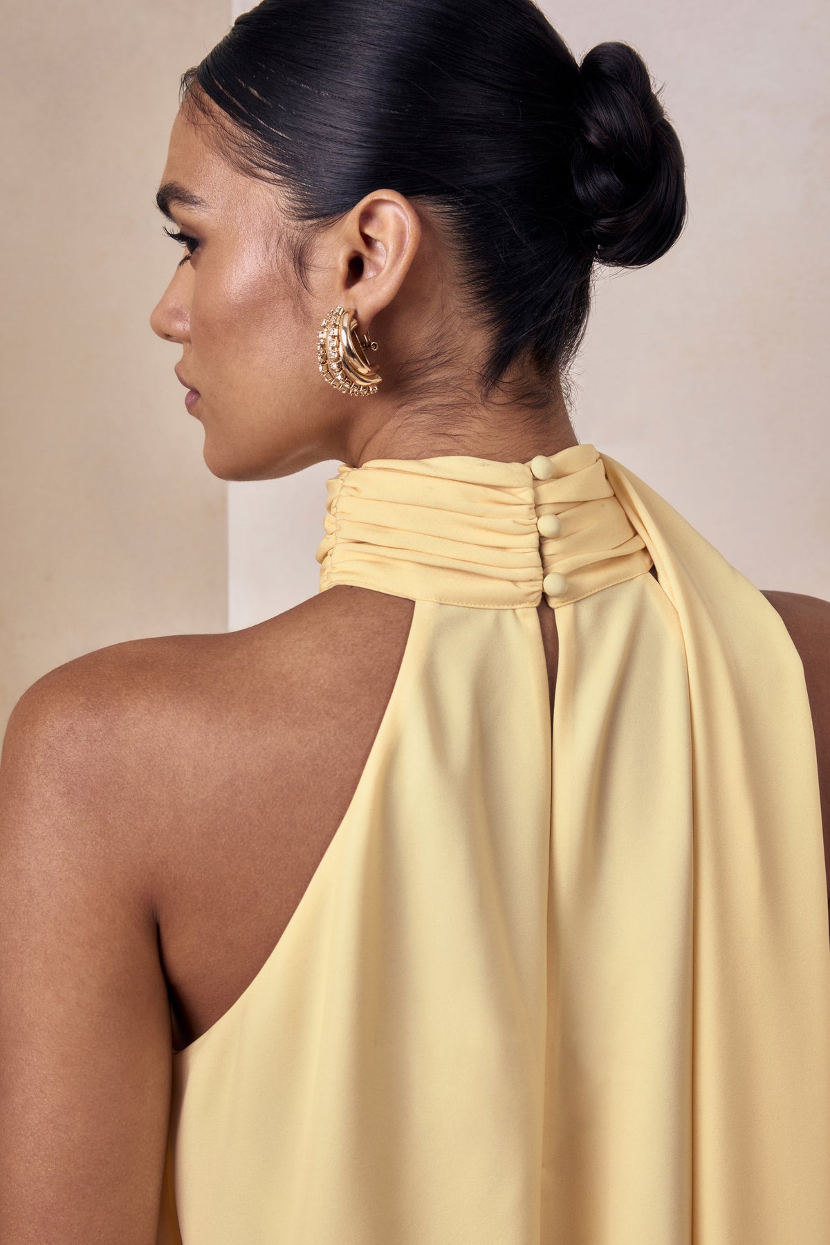 Sancelle | Top de satén color limón con escote halter