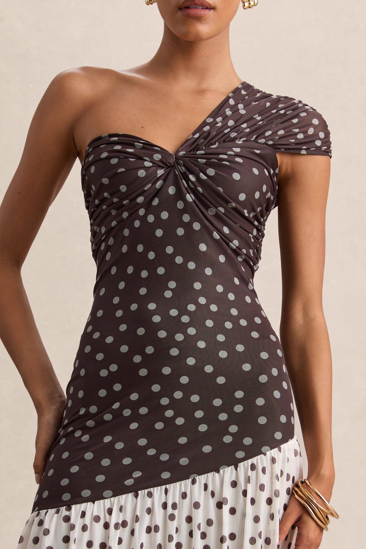 Motira | Vestido Largo Marrón De Lunares Con Escote Asimétrico Y Cintura Caída Asimétrica
