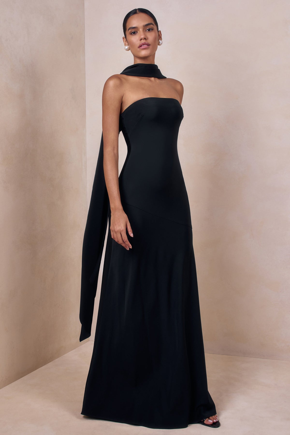 Charly | Vestido Largo Bandeau De Satén En Negro Con Detalle De Pañuelo
