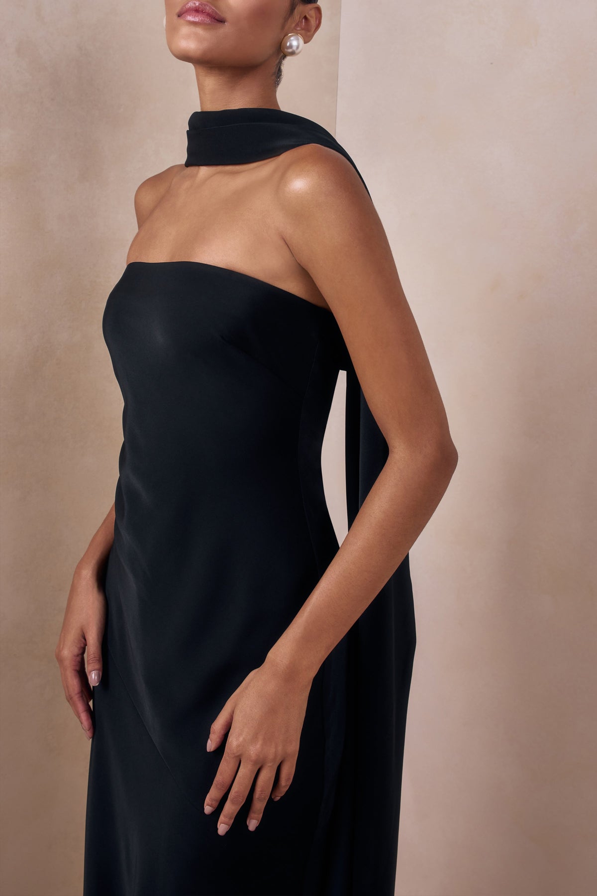Charly | Vestido Largo Bandeau De Satén En Negro Con Detalle De Pañuelo