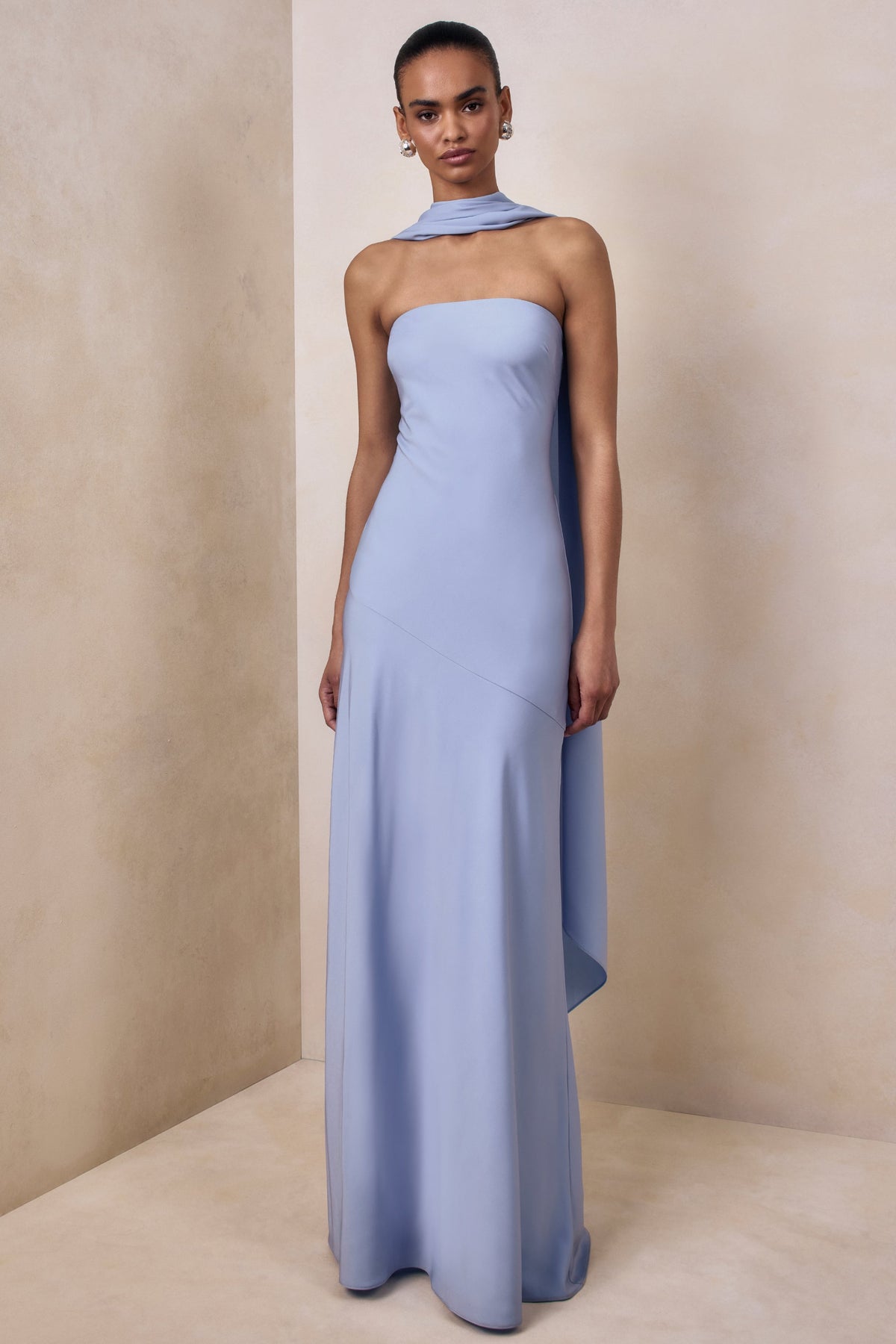 Charly | Vestido Largo Bandeau de Satén Azul pastel con Detalle de Bufanda