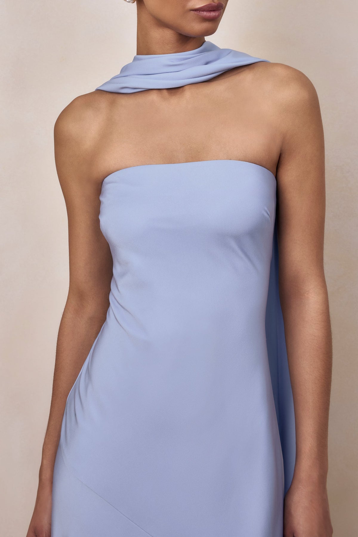 Charly | Vestido Largo Bandeau de Satén Azul pastel con Detalle de Bufanda