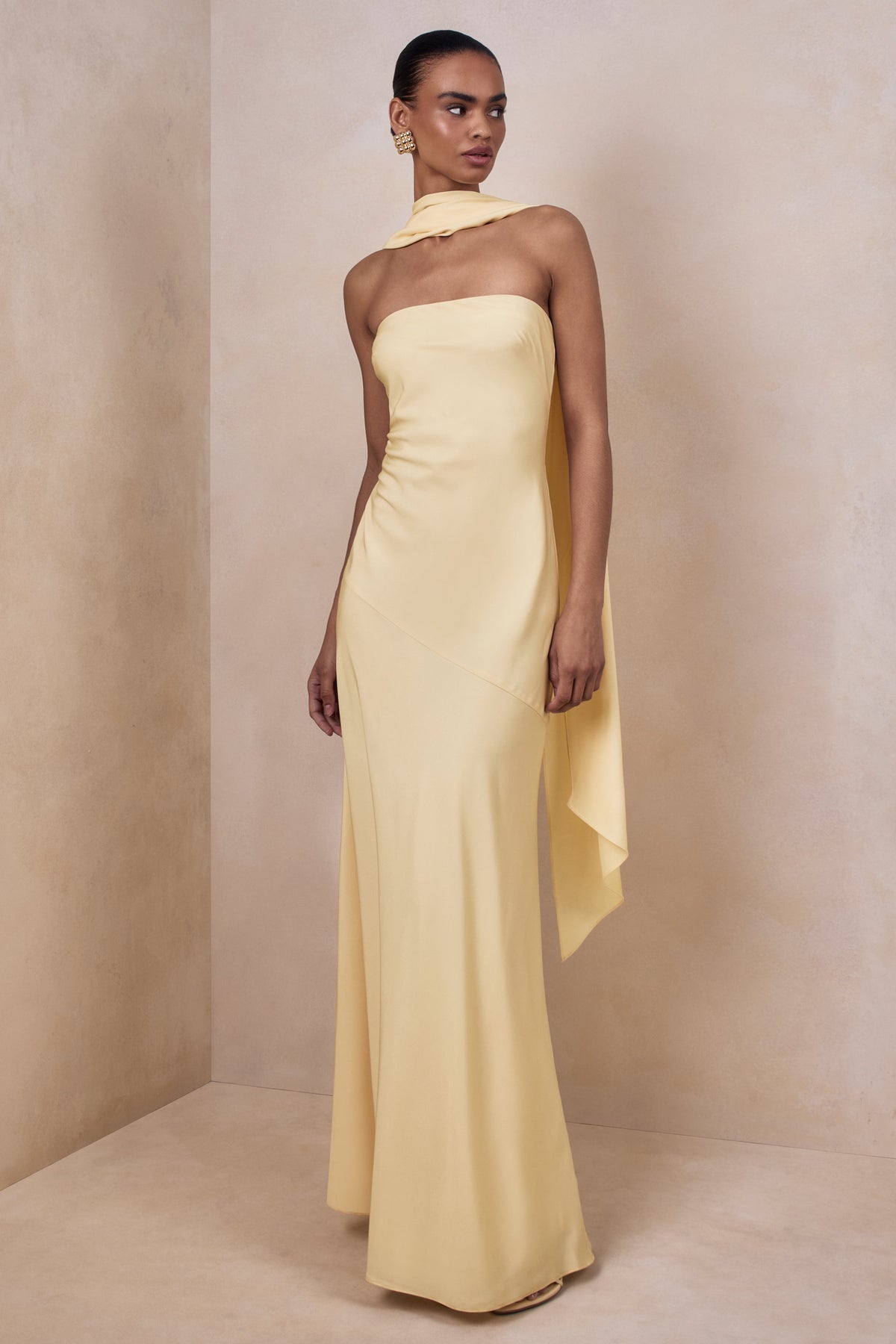 Charly | Vestido Largo Bandeau De Satén En Amarillo Limón Con Detalle De Pañuelo