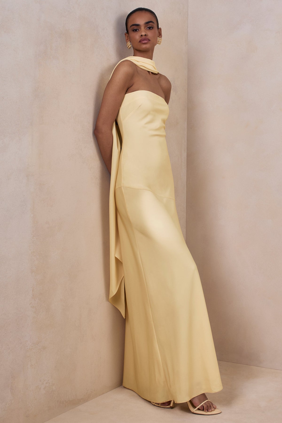 Charly | Vestido Largo Bandeau De Satén En Amarillo Limón Con Detalle De Pañuelo