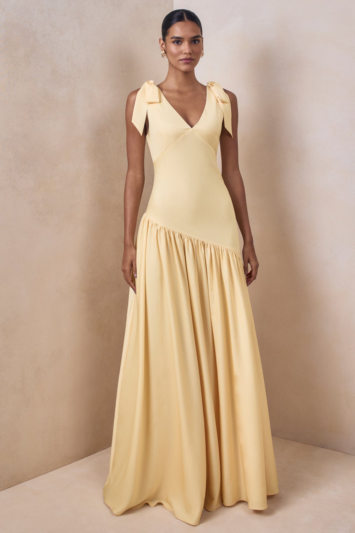 Cala | Vestido Largo de satén color limón con escote pronunciado y mangas con lazo