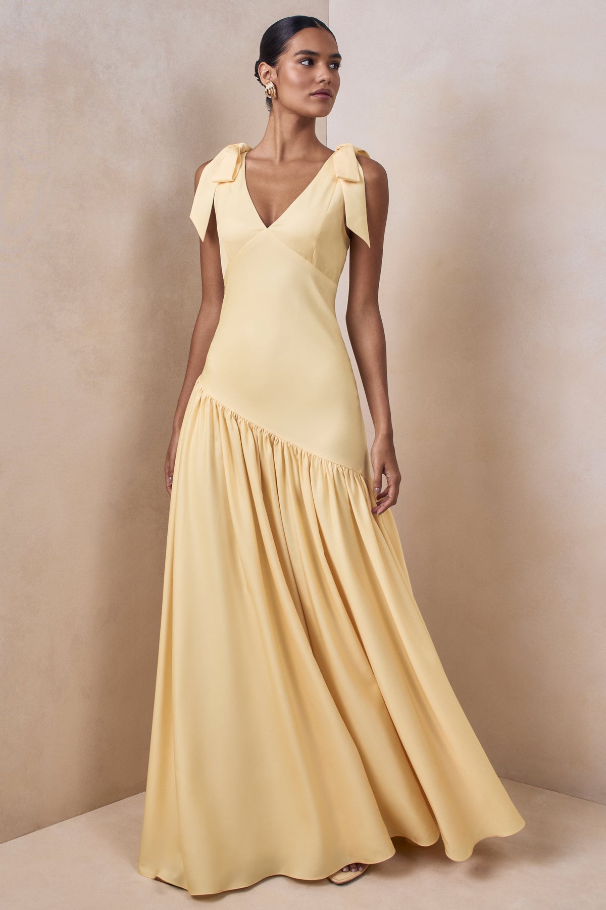Cala | Vestido Largo de satén color limón con escote pronunciado y mangas con lazo