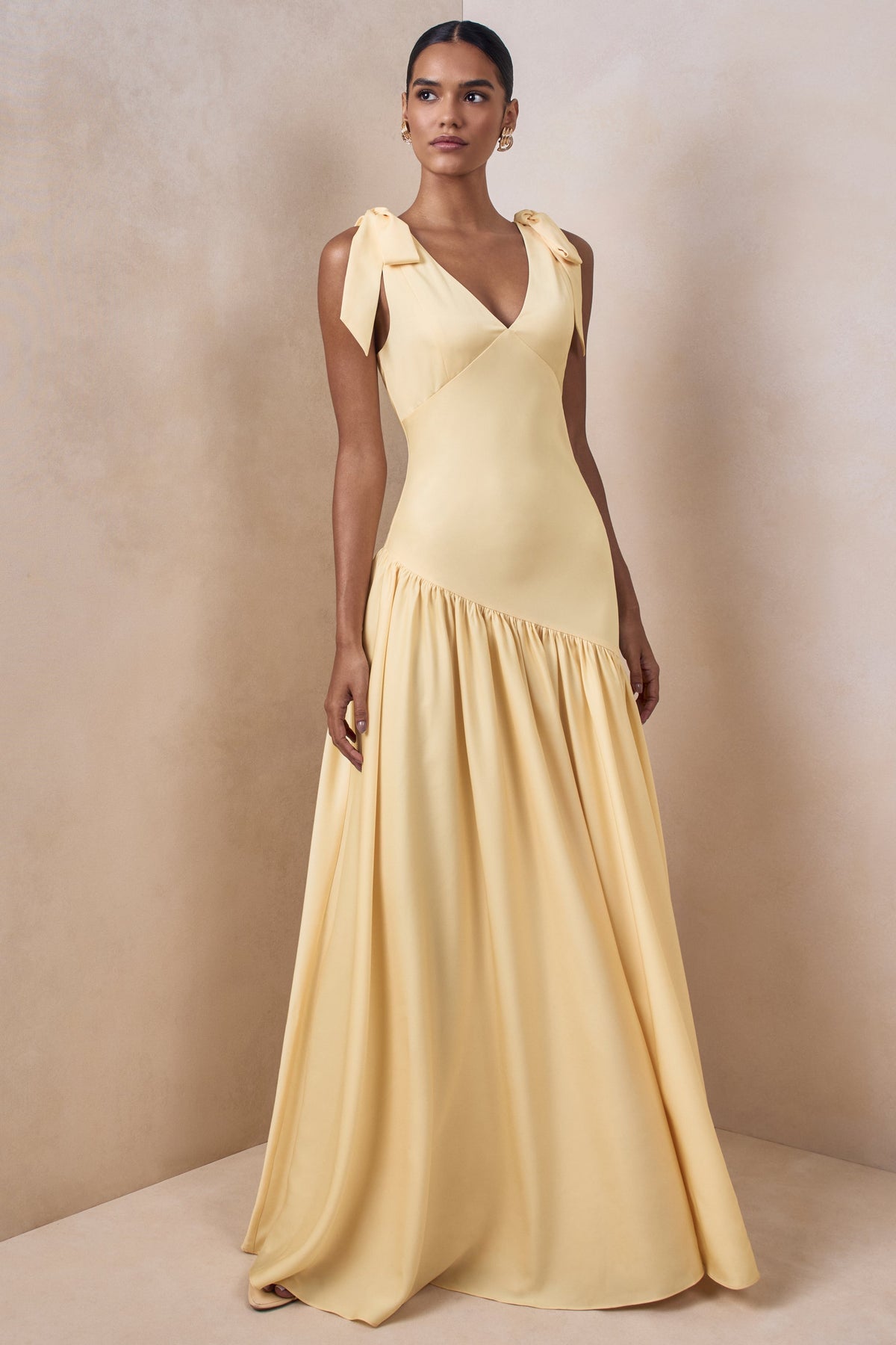 Cala | Vestido Largo de satén color limón con escote pronunciado y mangas con lazo