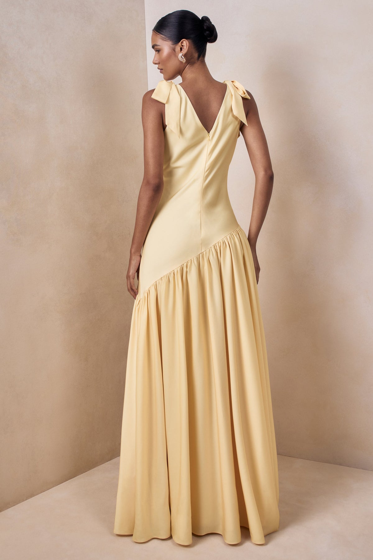 Cala | Vestido Largo de satén color limón con escote pronunciado y mangas con lazo