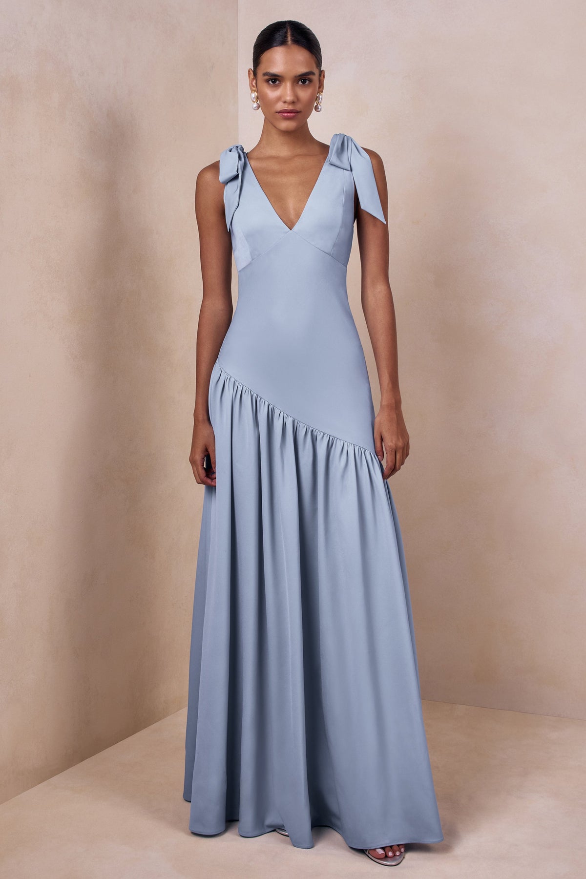 Cala | Vestido largo de satén azul empolvado con escote pronunciado y mangas con lazo