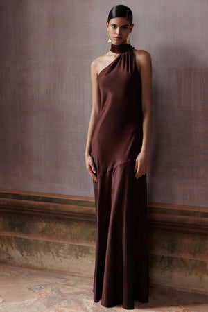 Cara | Vestido largo de satén marrón con escote alto