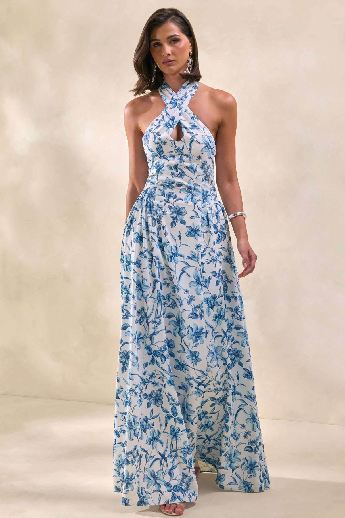 Liana | Vestido Largo Azul Con Estampado Porcelana Y Escote Halter
