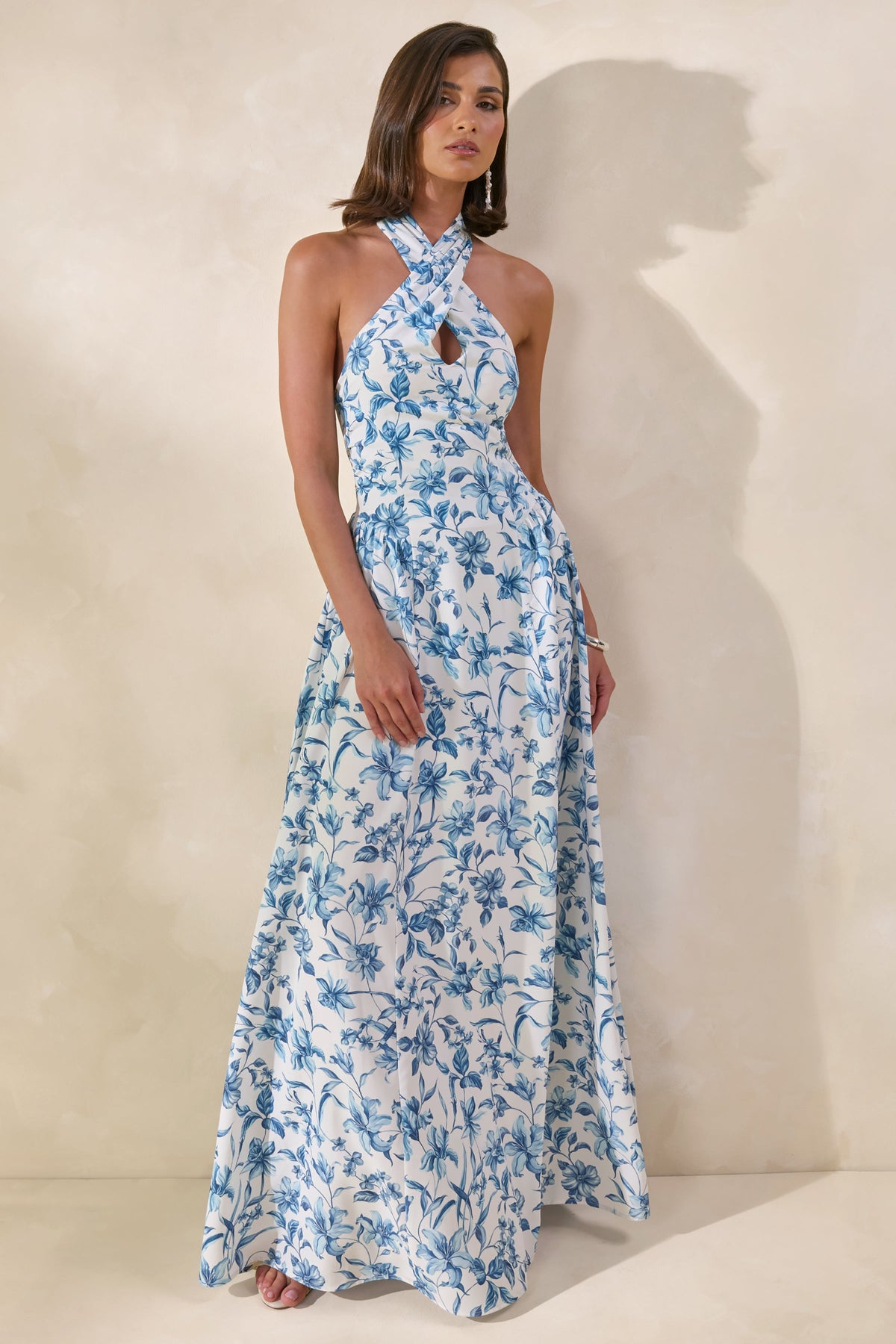 Liana | Vestido Largo Azul Con Estampado Porcelana Y Escote Halter