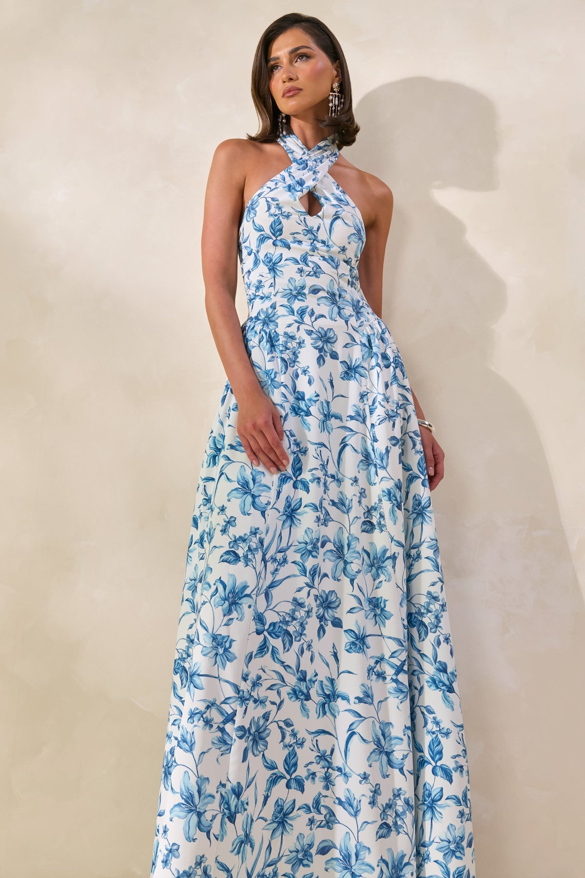 Liana | Vestido Largo Azul Con Estampado Porcelana Y Escote Halter