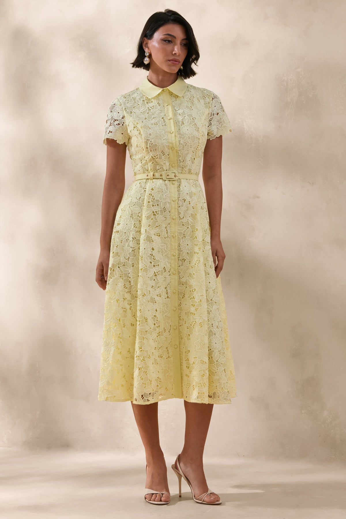 Zalie | Vestido Midi Amarillo De Encaje Con Cuello Alto Y Cinturón
