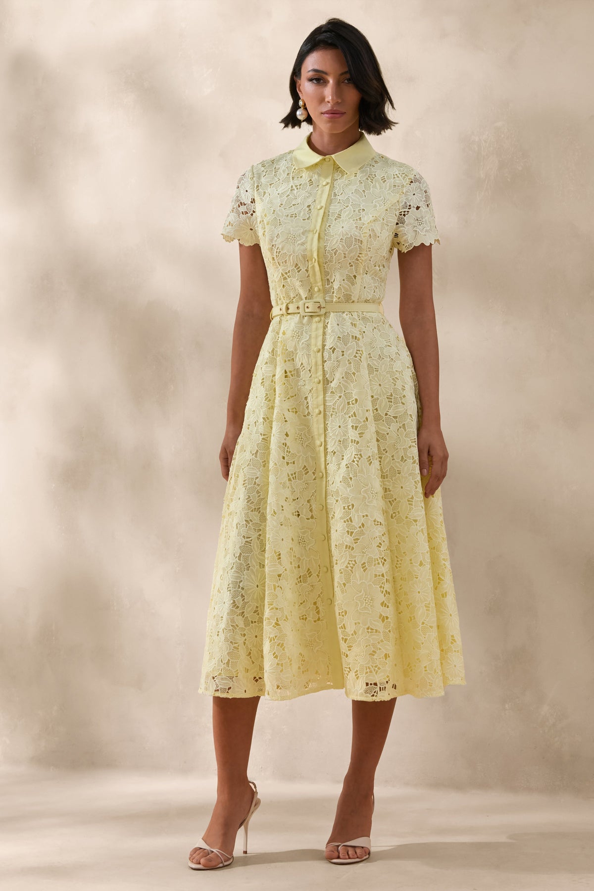 Zalie | Vestido Midi Amarillo De Encaje Con Cuello Alto Y Cinturón