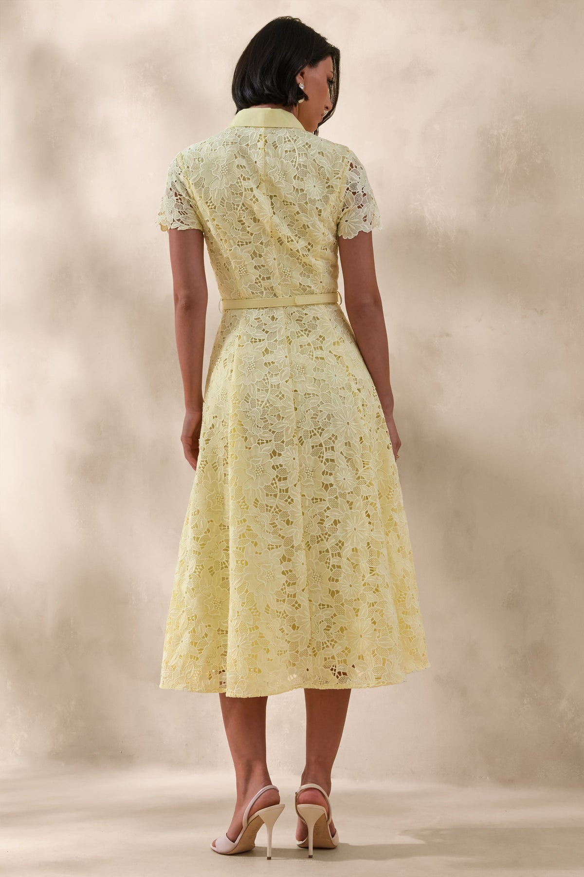 Zalie | Vestido Midi Amarillo De Encaje Con Cuello Alto Y Cinturón