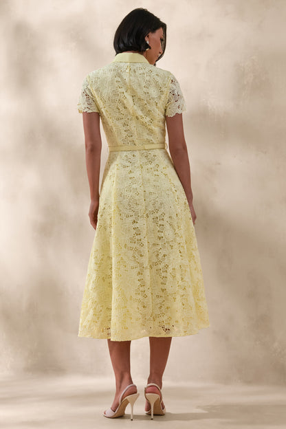 Zalie | Vestido Midi Amarillo De Encaje Con Cuello Alto Y Cinturón