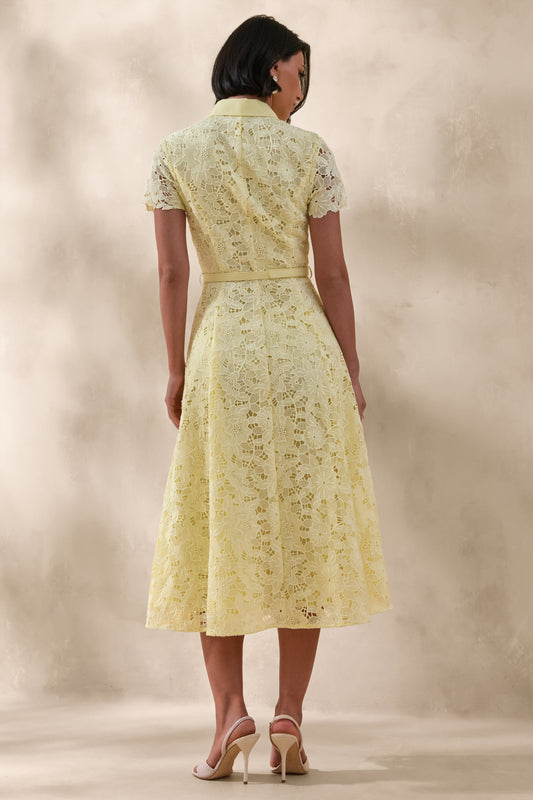 Zalie | Vestido Midi Amarillo De Encaje Con Cuello Alto Y Cinturón