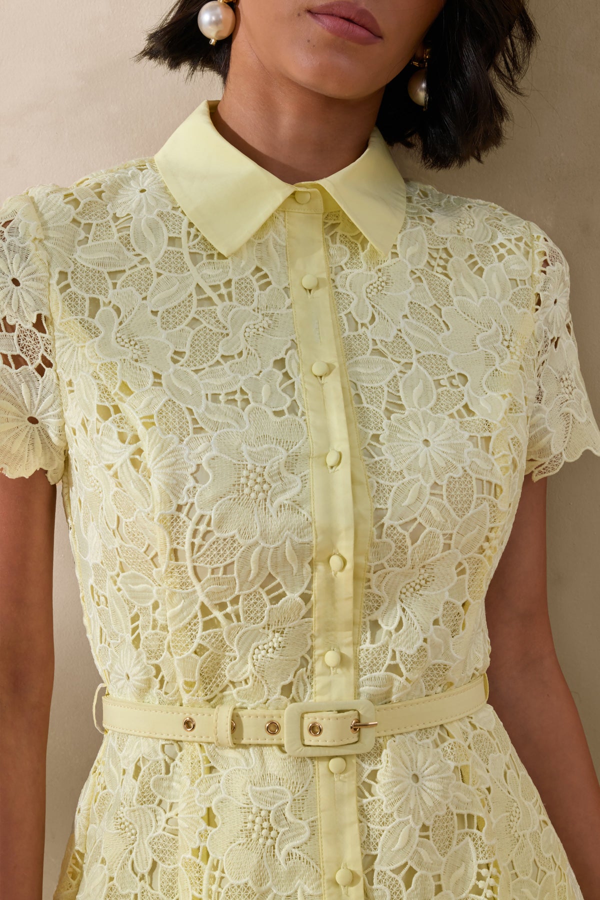 Zalie | Vestido Midi Amarillo De Encaje Con Cuello Alto Y Cinturón