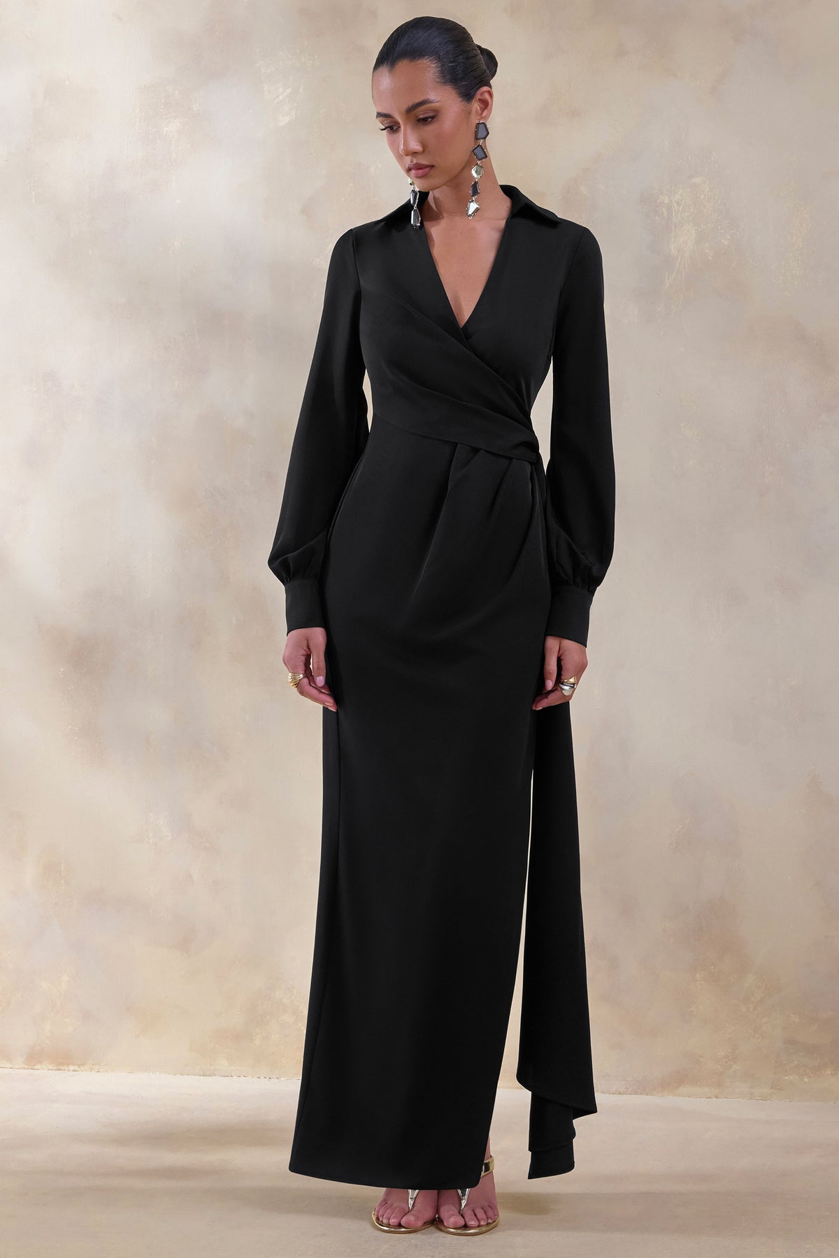 Vita | Vestido Largo Negro Con Escote Pronunciado Y Detalle Cruzado