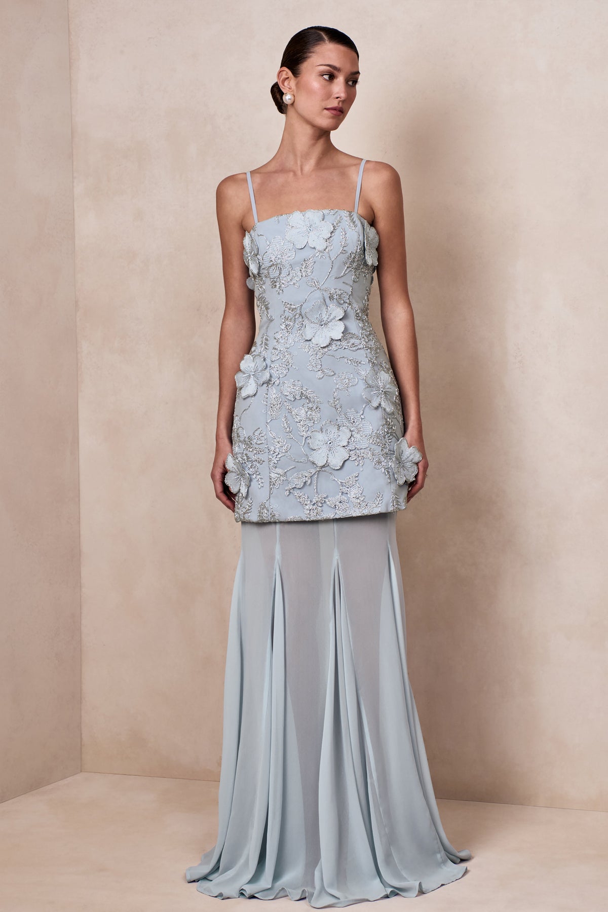Nessa | Vestido largo azul claro con escote cuadrado, detalles florales 3D y falda transparente