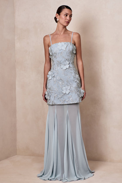 Nessa | Vestido largo azul claro con escote cuadrado, detalles florales 3D y falda transparente