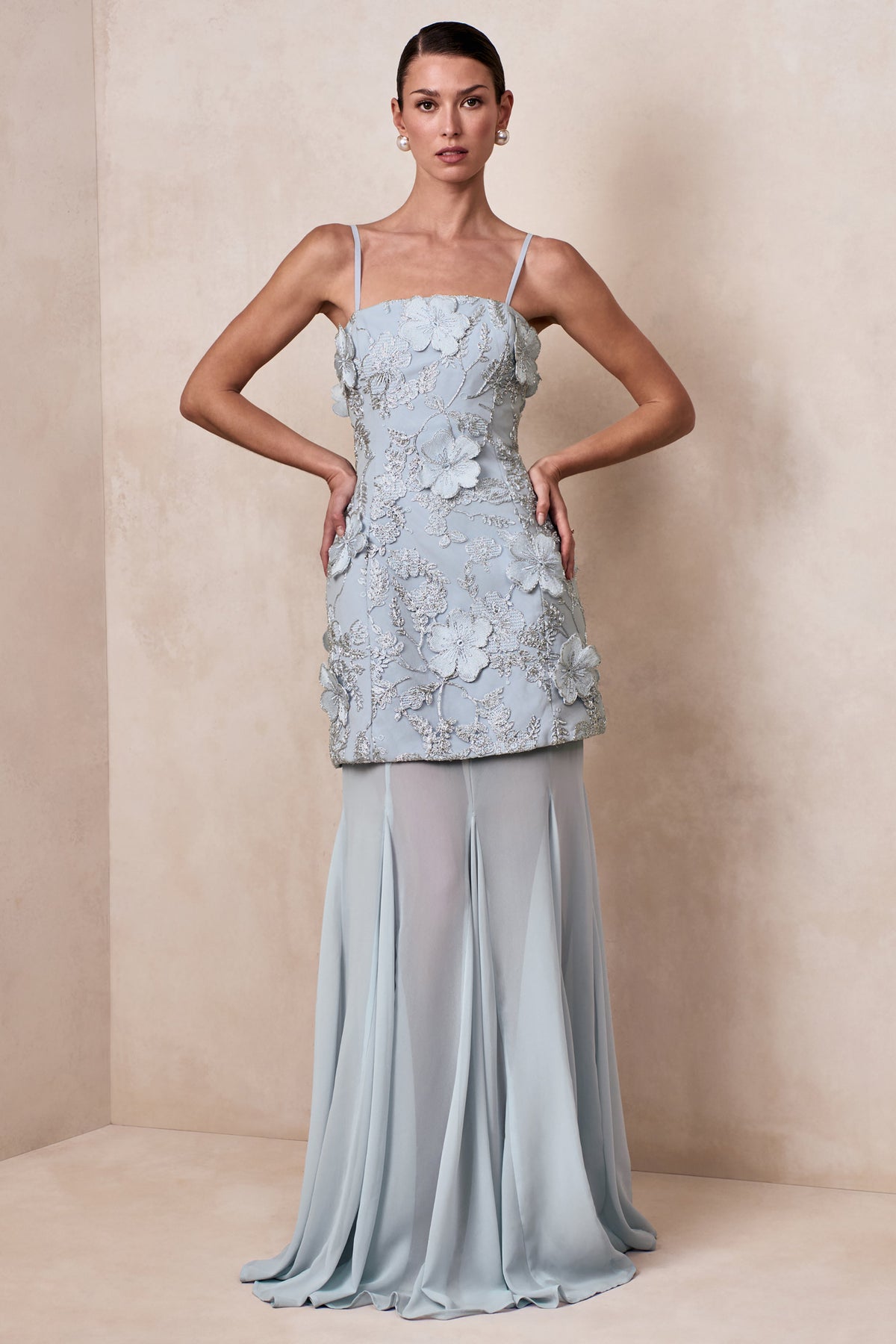 Nessa | Vestido largo azul claro con escote cuadrado, detalles florales 3D y falda transparente