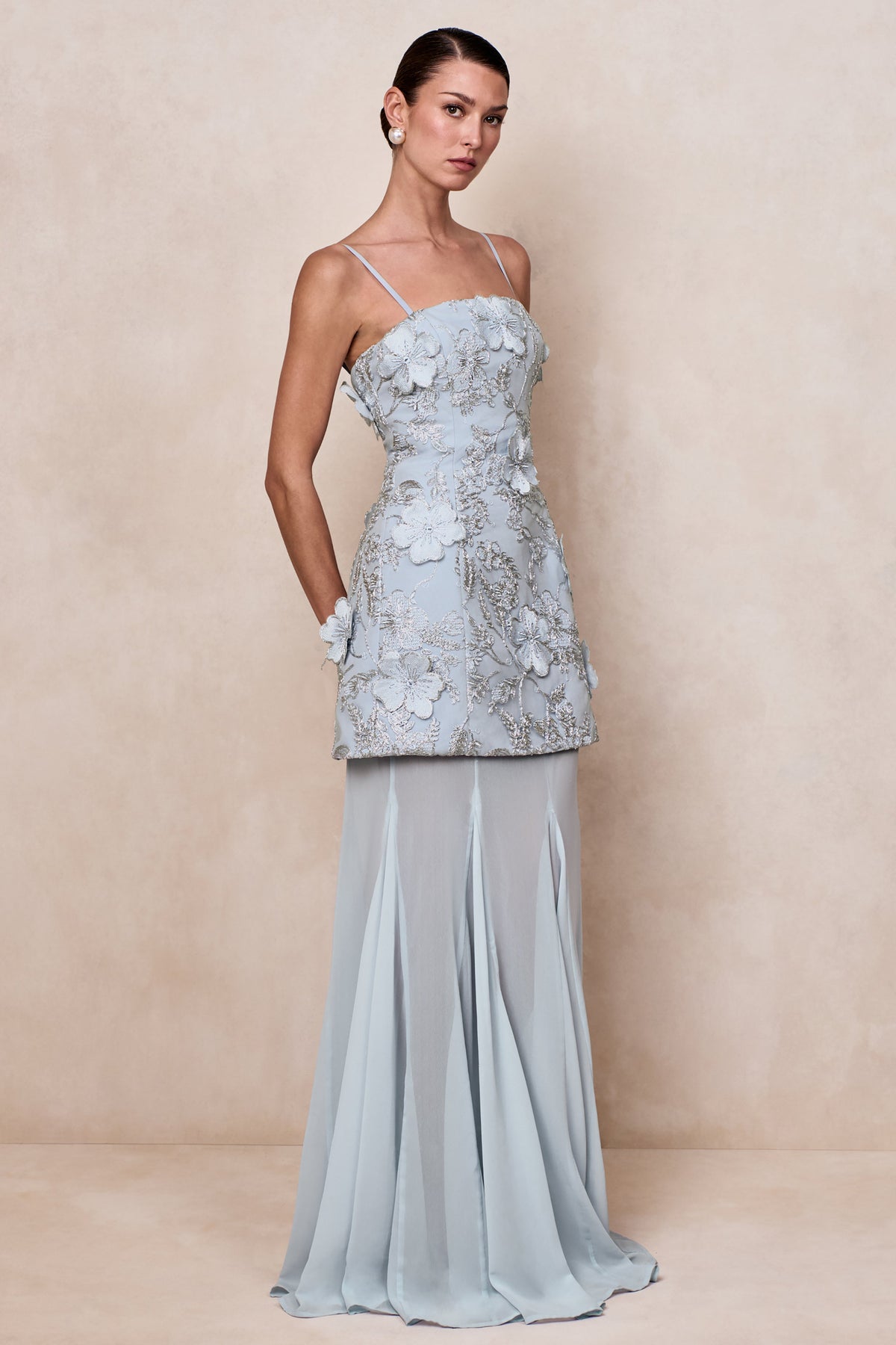 Nessa | Vestido largo azul claro con escote cuadrado, detalles florales 3D y falda transparente