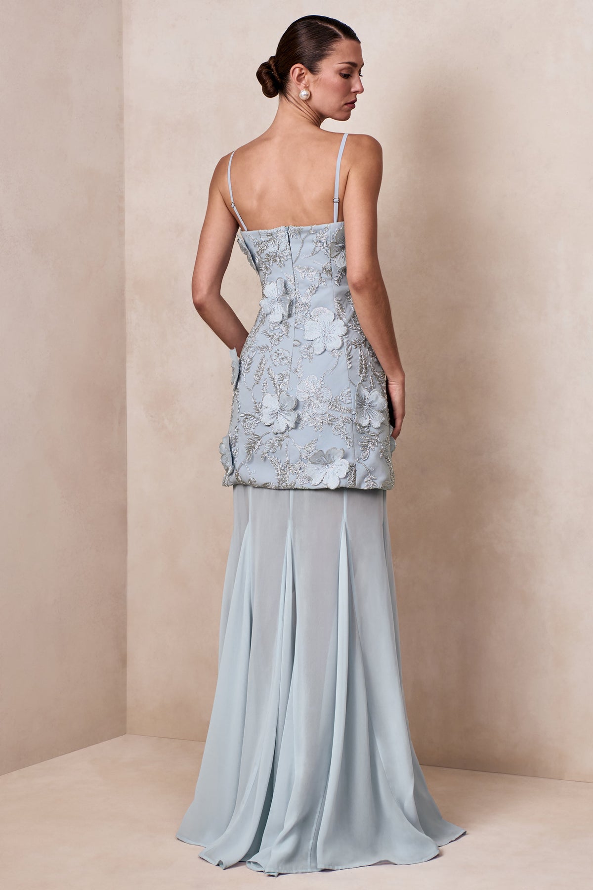 Nessa | Vestido largo azul claro con escote cuadrado, detalles florales 3D y falda transparente