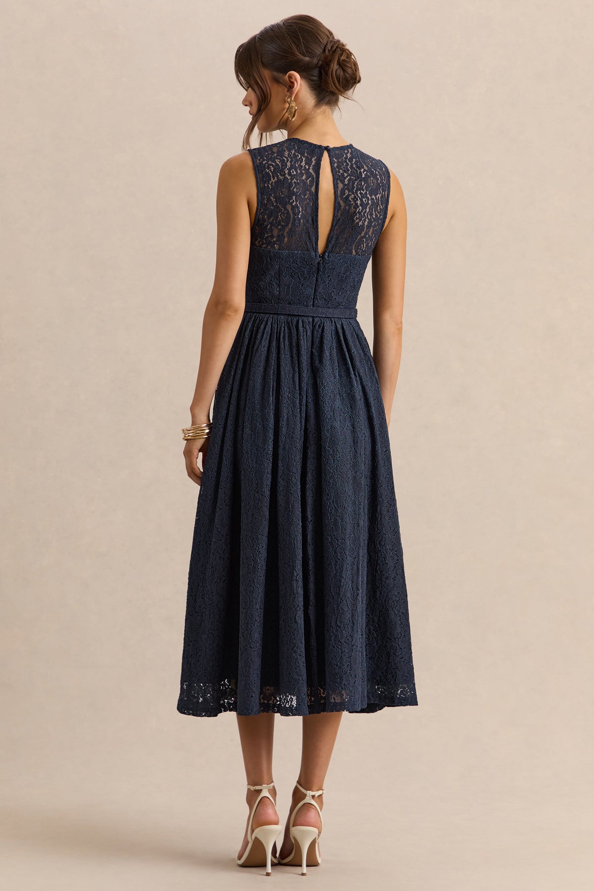 Anabella | Vestido Midi Azul marino de Encaje con Cuello Alto y Cinturón