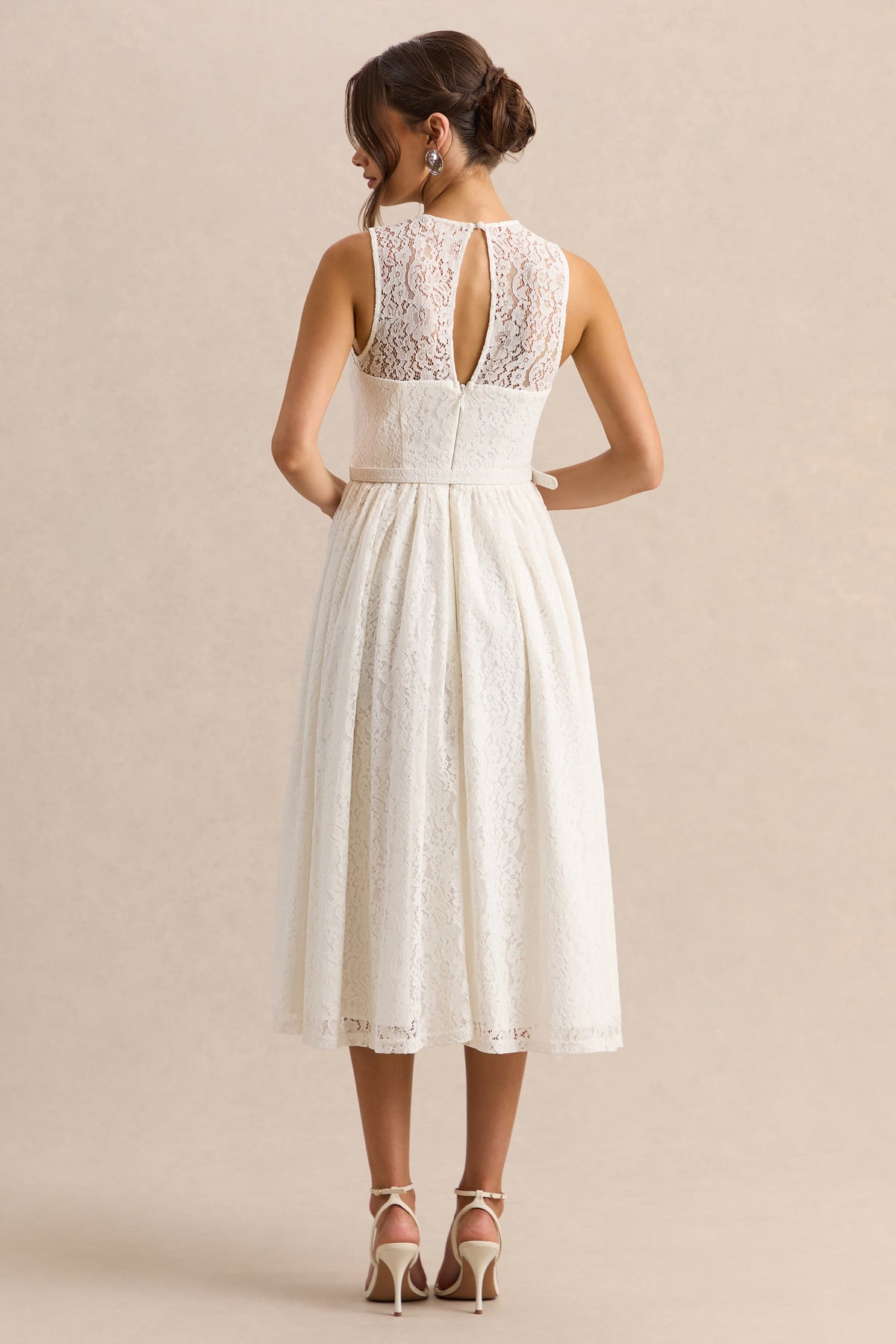 Anabella | Vestido Midi Blanco de Encaje con Cuello Alto y Cinturón