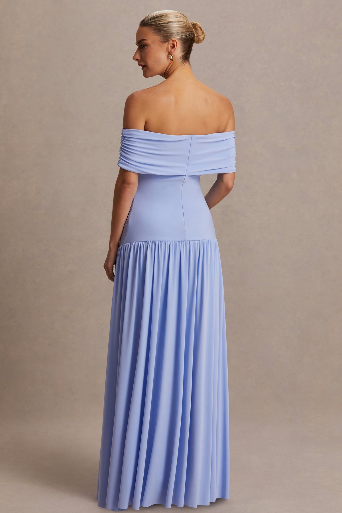 Juliette | Vestido largo azul polvo con escote Bardot y cintura caída