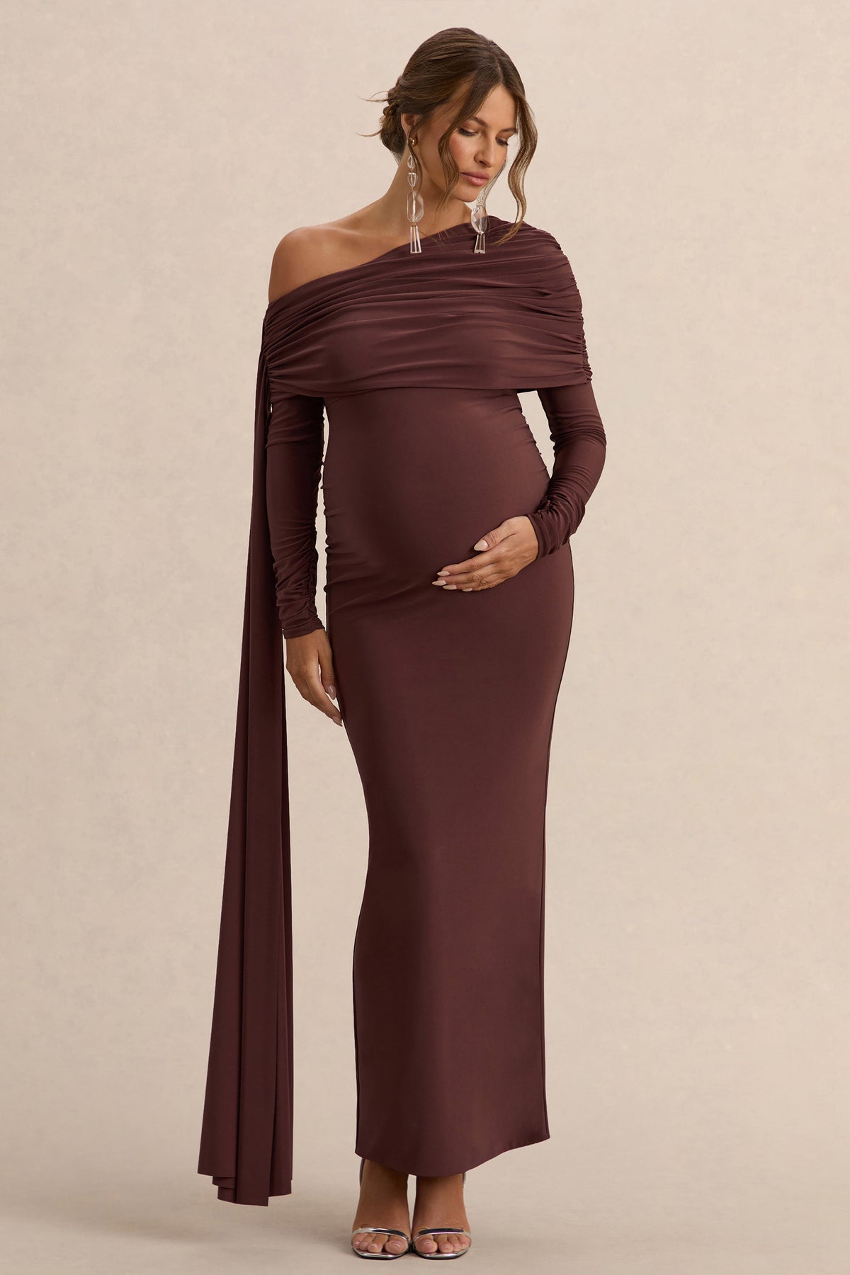 Cyra | Vestido largo marrón con escote bardot y fajín