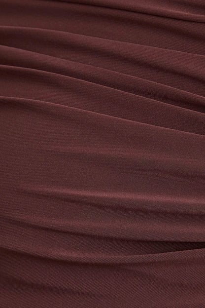 Cyra | Vestido largo marrón con escote bardot y fajín