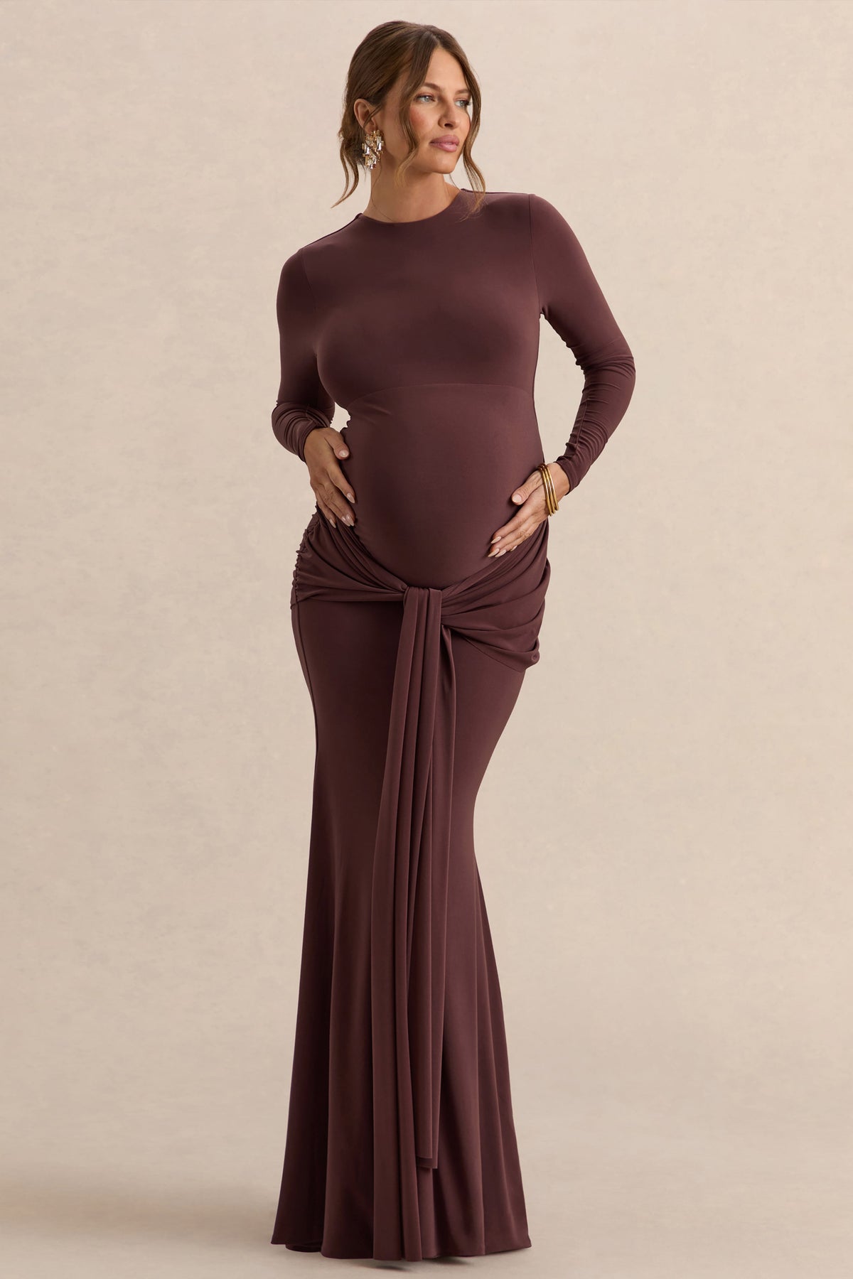 Aveny | Vestido Largo marrón con escote redondo, detalles fruncidos y fajín