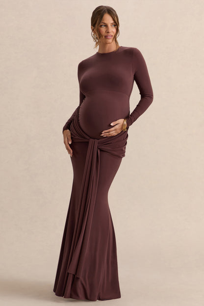 Aveny | Vestido Largo marrón con escote redondo, detalles fruncidos y fajín