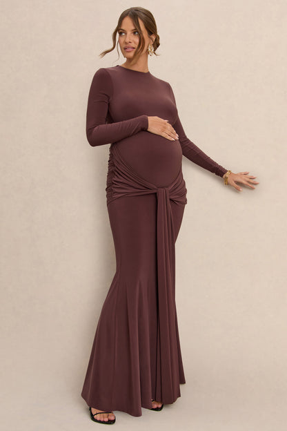 Aveny | Vestido Largo marrón con escote redondo, detalles fruncidos y fajín
