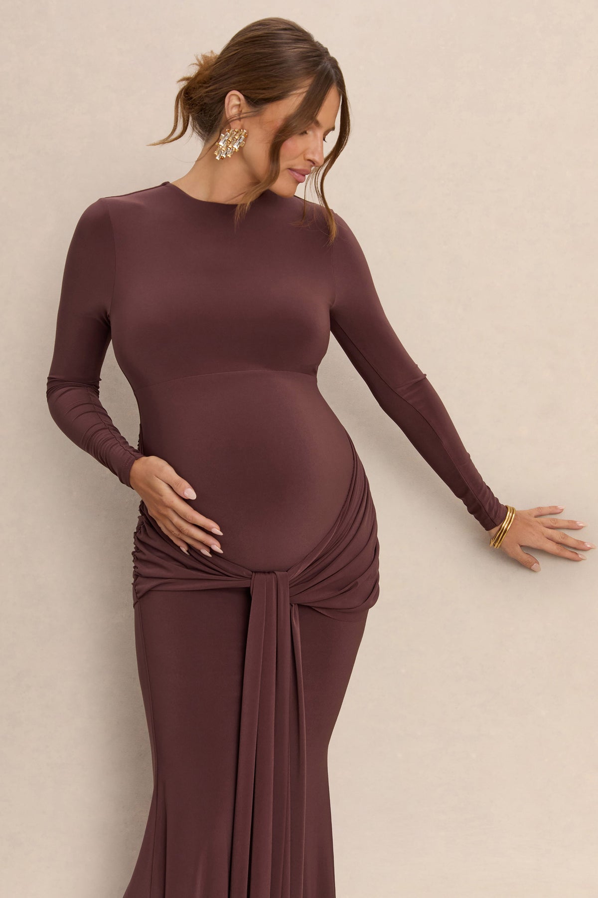 Aveny | Vestido Largo marrón con escote redondo, detalles fruncidos y fajín