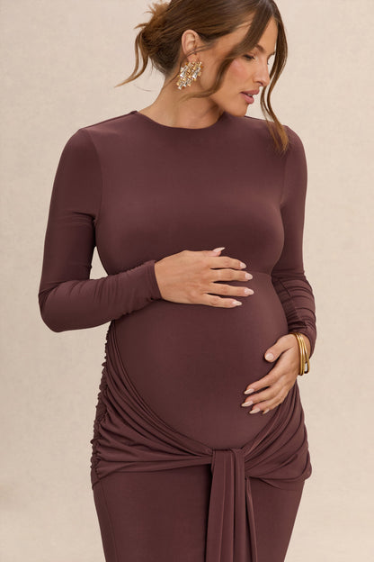 Aveny | Vestido Largo marrón con escote redondo, detalles fruncidos y fajín