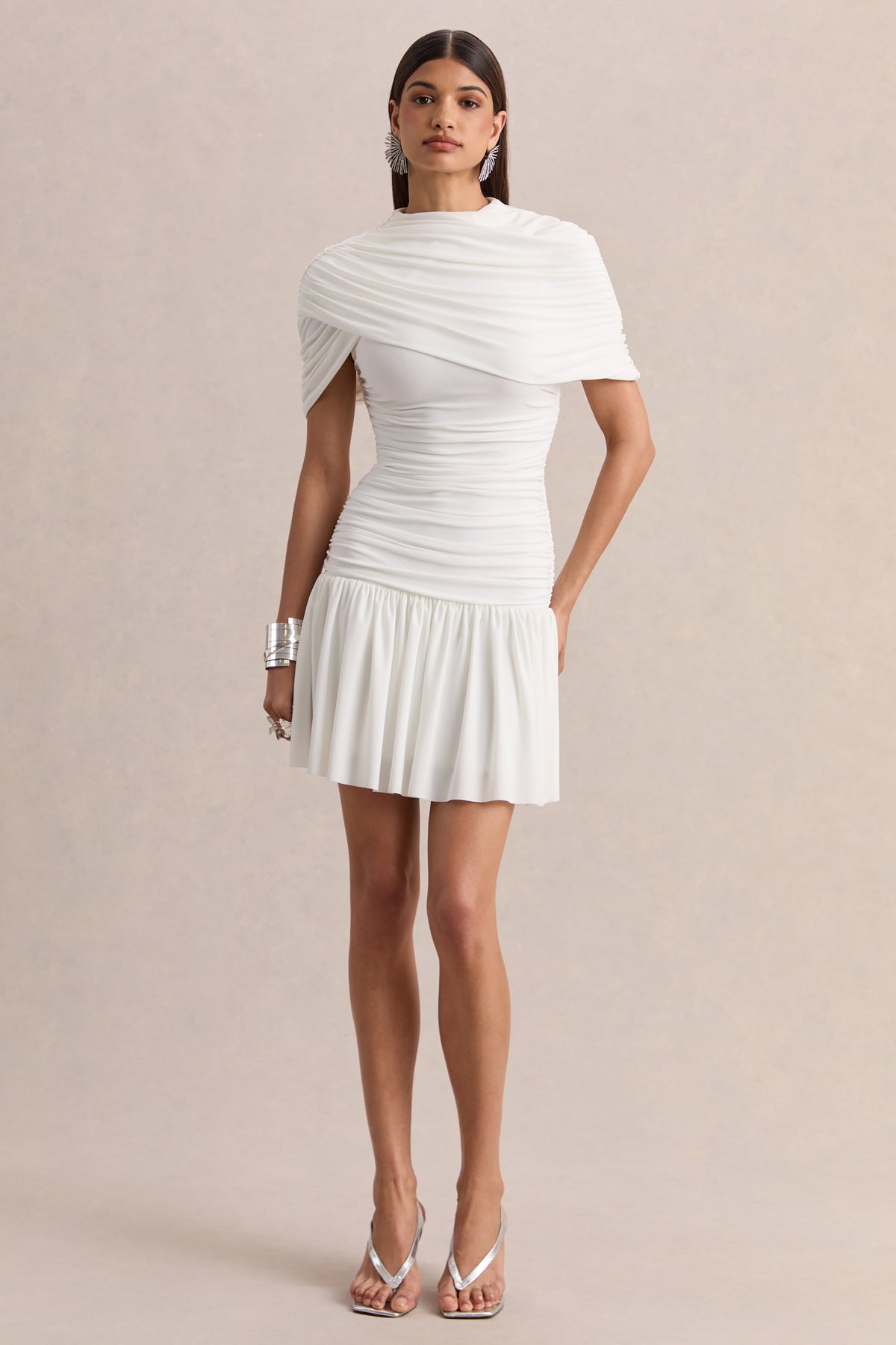 Fenella | Vestido Corto Blanco Con Escote Redondo, Mangas Capa Y Detalles Fruncidos