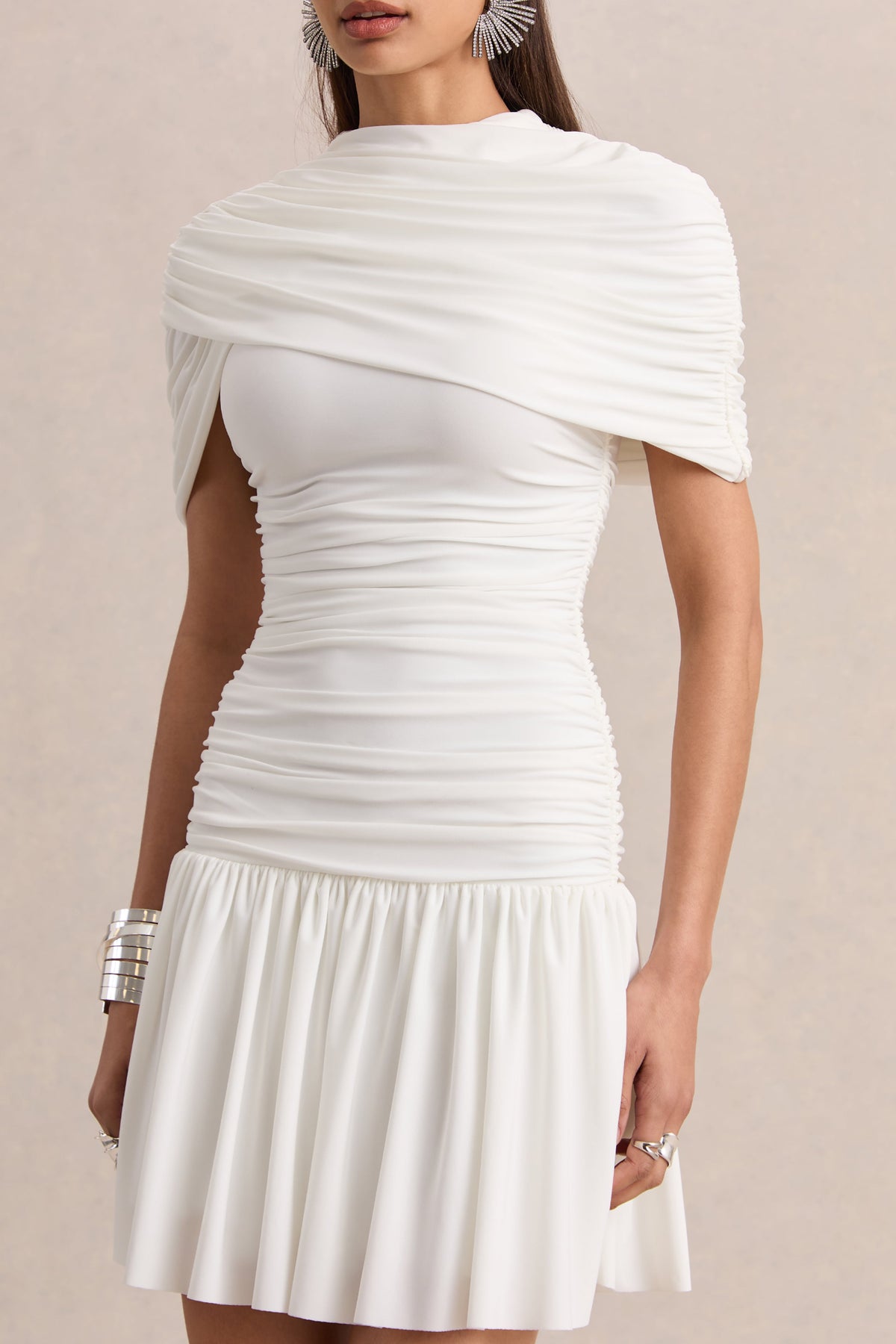 Fenella | Vestido Corto Blanco Con Escote Redondo, Mangas Capa Y Detalles Fruncidos