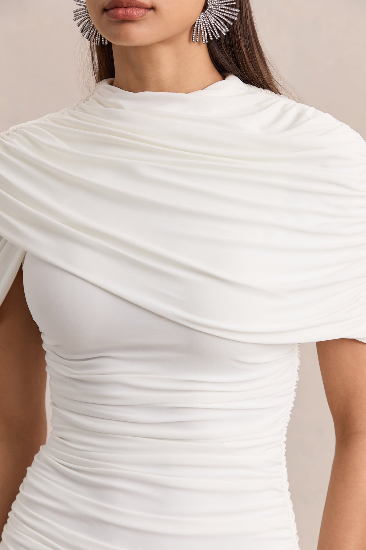 Fenella | Vestido Corto Blanco Con Escote Redondo, Mangas Capa Y Detalles Fruncidos
