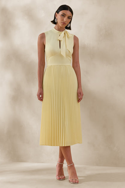 Avalon | Vestido Midi Color Limón Con Cuello Alto Y Falda Plisada