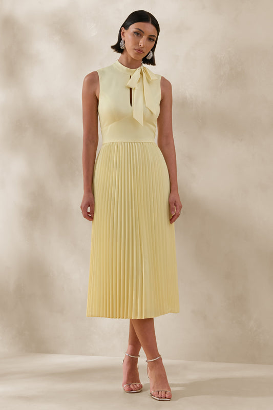 Avalon | Vestido Midi Color Limón Con Cuello Alto Y Falda Plisada