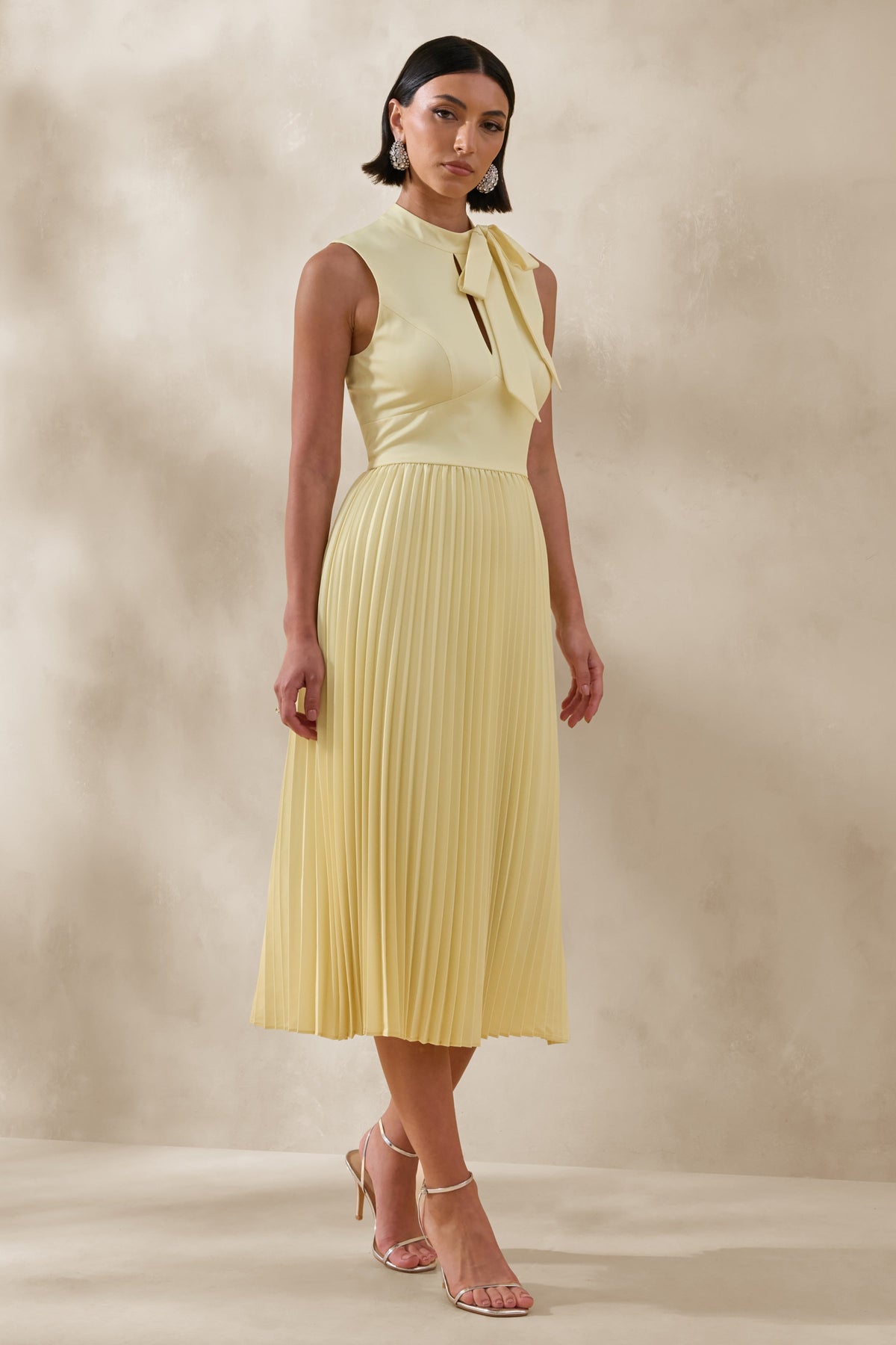 Avalon | Vestido Midi Color Limón Con Cuello Alto Y Falda Plisada