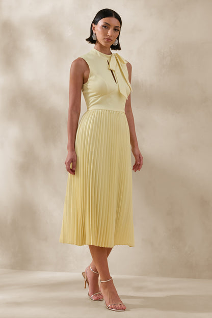 Avalon | Vestido Midi Color Limón Con Cuello Alto Y Falda Plisada