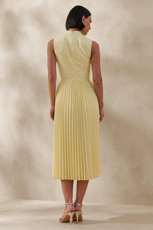 Avalon | Vestido Midi Color Limón Con Cuello Alto Y Falda Plisada
