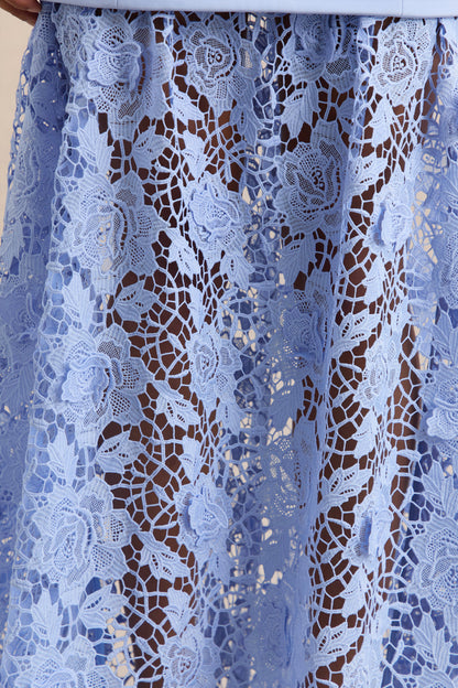 Verena | Vestido Largo Azul Celeste Escote Barco Con Cinturón con Falda de Encaje