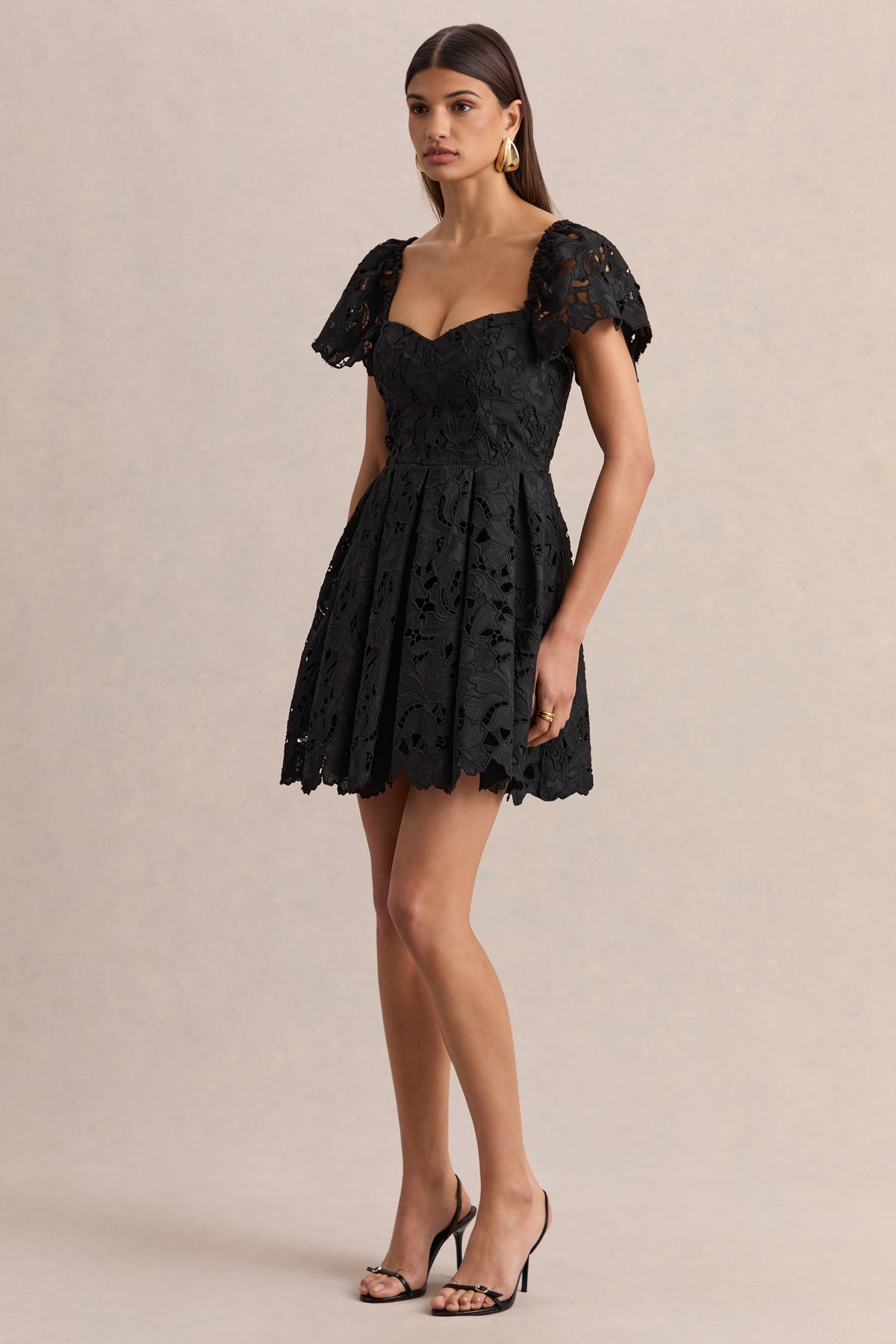 Vivi | Vestido Corto Negro De Encaje Con Escote Corazón
