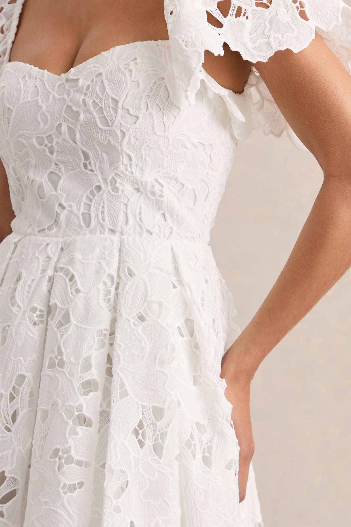 Vivi | Vestido Corto De Encaje Blanco Con Escote Corazón